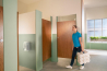 Tork OptiServe® Toiletpapier Systeem bespaart tijd voor facilitair managers en schoonmaakteams